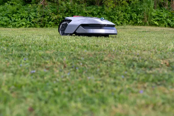 Çevre teli olmayan robot çim biçme makinesi mükemmel çim biçme İsveç 24 Mayıs 2025