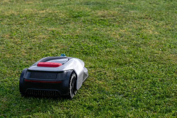 Çevre teli olmayan robot çim biçme makinesi mükemmel çim biçme İsveç 24 Mayıs 2025