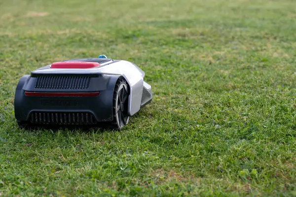 Çevre teli olmayan robot çim biçme makinesi mükemmel çim biçme İsveç 24 Mayıs 2025