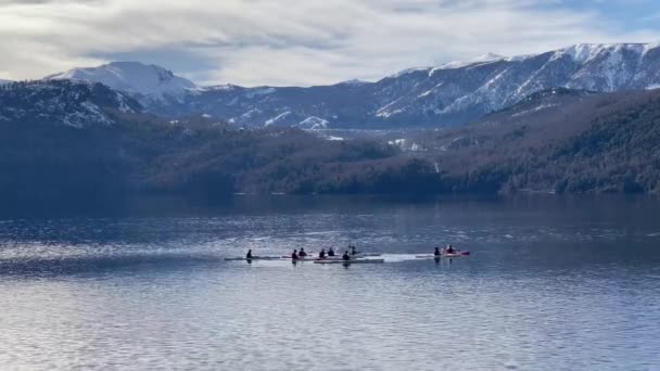 Männergruppe Beim Kajakfahren Auf Dem Lacar See Der Nähe Von — Stockvideo