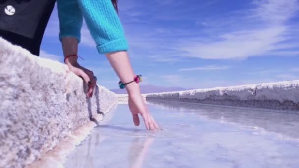 Mujer Tocando Agua Salada Las Piscinas Sal Salinas Grandes Salt — Vídeo de stock