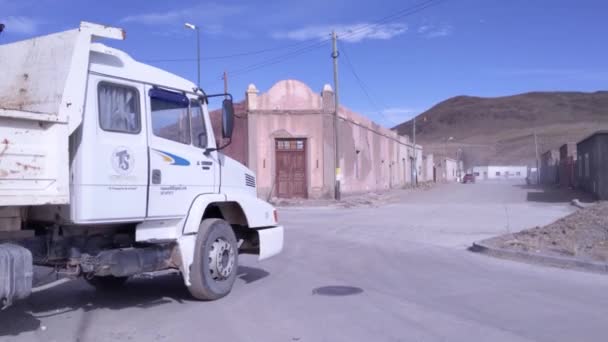 Caminhão Basculante Uma Rua Histórica Cidade Mineira Cobre Chamada San — Vídeo de Stock