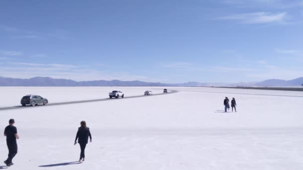 Pessoas Carros Salinas Grandes Salt Flat Província Jujuy Noroeste Argentina — Vídeo de Stock