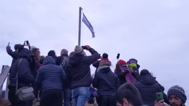 Ludzie Zgromadzeni Pod Argentyńską Flagą Wiadukcie Polvorilla Stacja Końcowa Pociągu — Wideo stockowe