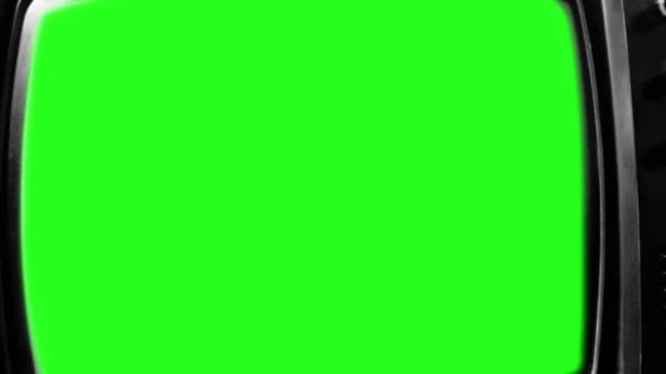 緑の画面でレトロテレビ 黒と白のトーン ズームアウト 緑の画面を必要な映像や画像に置き換えることができます Effectsやその他のビデオ編集ソフトウェアでキーエフェクトを使用して実行できます — ストック動画