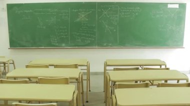 Buenos Aires, Arjantin 'deki bir devlet okulunda Green Chalkboard ile boş sınıf. 4K Çözünürlüğü.