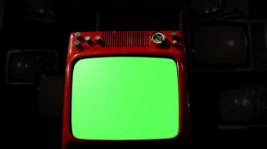 Birçok televizyonun üzerinde eski kırmızı televizyon yeşil ekranı var. Arka plan kararır. Sepia Tone. Dolly Shot. 4K Çözünürlüğü.