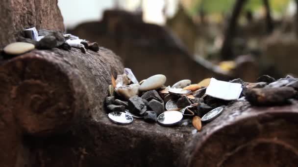 Gravestone Староєврейському Кладовищі Йозефові Празі Чеській Республіці Відвідувачі Залишили Монети — стокове відео