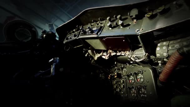 Ein Analoges Cockpit Steuerrad Und Fluginstrumente Eines Alten Militärflugzeugs Nahaufnahme — Stockvideo