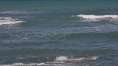 Arjantin 'in Rio Negro Eyaleti, Atlantik Sahili' ndeki Las Grutas Resort Town 'da dalgalar çarpıyor. 4K Çözünürlüğü.
