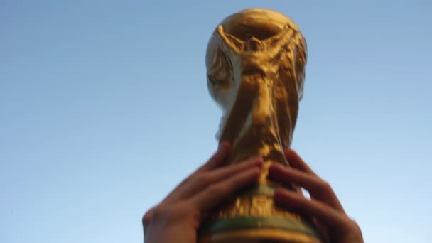 Fifa World Cup Trophy Replica Gegen Blauen Himmel Nahaufnahme Auflösung — Stockvideo