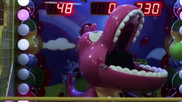 Arcade Machine Ball Shooting Dinosaur Mouth Amusement Arcade Англійською Закрийся — стокове відео