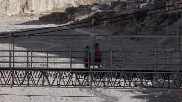 Mulheres Locais Atravessando Uma Passarela Iruya Província Salta Argentina Resolução — Vídeo de Stock