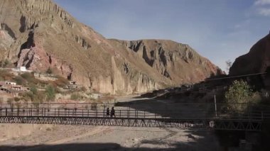 Salta Eyaleti, Andes Dağları, Arjantin 'in Küçük Iruya Kasabası' ndaki Dağlara Karşı Köprü. 4K Çözünürlüğü.