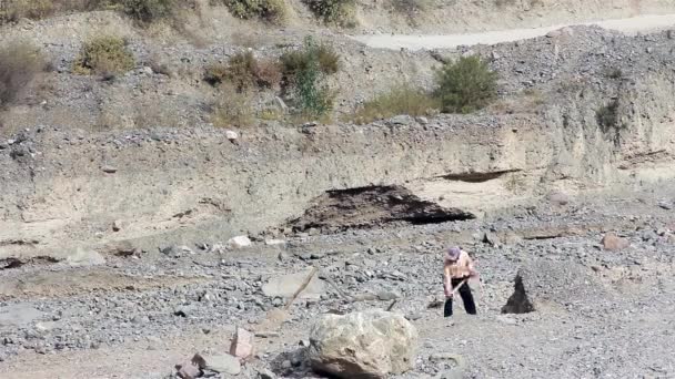 Man Digging Ground Iruya Salta Province Argentina Resolution — Αρχείο Βίντεο