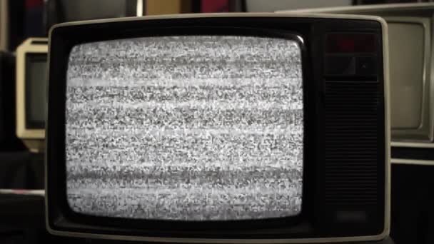 在许多老式电视机中 旧电视打开了彩色关键的绿色屏幕 特写镜头 — 图库视频影像