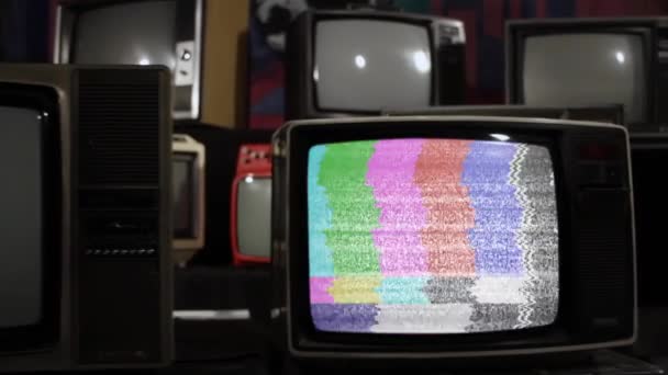 古いテレビは 多くの古いヴィンテージテレビの中でクロマキーグリーンスクリーンをオンにします ズームイン 緑の画面を必要な映像や画像に置き換えることができます Effectsやその他のビデオ編集ソフトウェアのキーエフェクトで実行できます — ストック動画