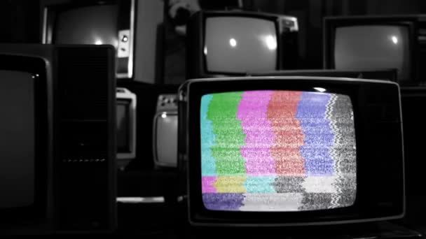 Televisión Antigua Encendiendo Pantalla Verde Clave Croma Entre Muchos Televisores — Vídeo de stock