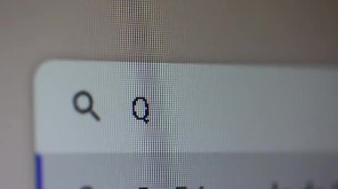 Laptop ekranında ya da Bilgisayar Monitöründe Katar Bilgileri aranıyor. Yakın çekim. 4K Çözünürlüğü.
