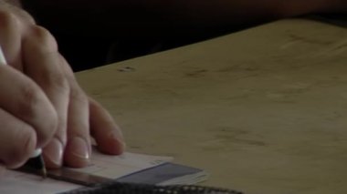 Arjantin 'deki bir hapishanede tutuklular için bir eğitim dersi sırasında defterine elektrik şeması çizen bir mahkum. Kapat.. 