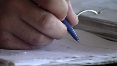 Arjantin 'deki bir hapishanede tutuklular için bir eğitim dersi sırasında defterine elektrik şeması çizen bir mahkum. Kapat..  