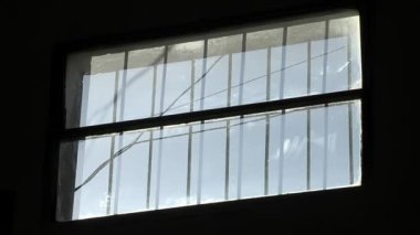 Buenos Aires Eyaleti, Arjantin 'deki Olmos Maksimum Güvenlikli Cezaevi' nin Hapishane Hücresi 'nin penceresinden görülüyor. Kapat..  