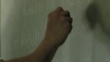 Arjantin 'deki bir hapishanede tutuklular için İngilizce Dersi sırasında Green Chalkboard' a yazan öğretmenin eli. Kapat.. 