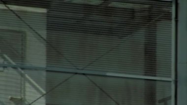 Buenos Aires Eyaleti, Arjantin 'deki Maksimum Güvenlikli Cezaevinde Pencere Parmaklıklarından Bakan Mahkumlar. 