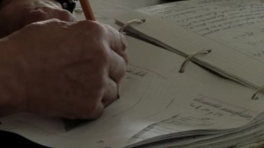 Arjantin 'deki bir hapishanede tutuklular için bir eğitim dersi sırasında bir sayfaya çizgi çizen mahkum. Kapat..  