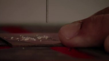 Metal Çubukta Delik Açan Adam Bench Matkabı Kullanıyor. Kapat..  