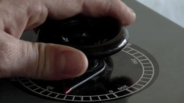 Atölyedeki bir elektrikli aletin kontrol topuzunu çevirmek. Kapat..  