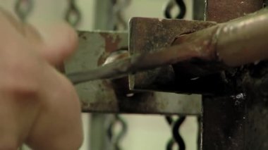 Eski bir Arjantin Cezaevi 'ndeki metal kapı, Hapishane Muhafızları Cezaevindeki eski metal kapıyı açıp kapatıyor. Kapat..  