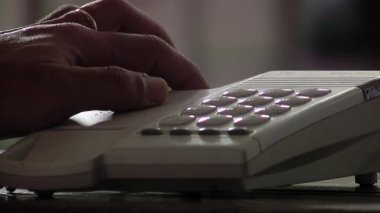 Eski bir telefonla arama yapan bir adam. Kapat..  