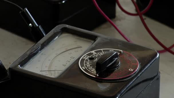 Ένα Παλιό Αναλογικό Πολύμετρο Στο Εργαστήριο Μιας Φυλακής Κοντινό Πλάνο — Αρχείο Βίντεο