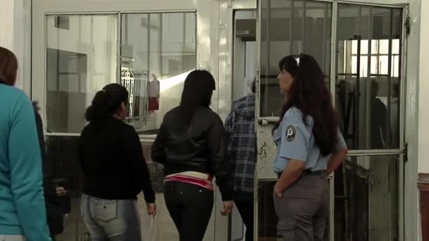 Женщины Стоят Очереди Входе Аргентинскую Тюрьму Навестить Своих Любимых Время — стоковое видео