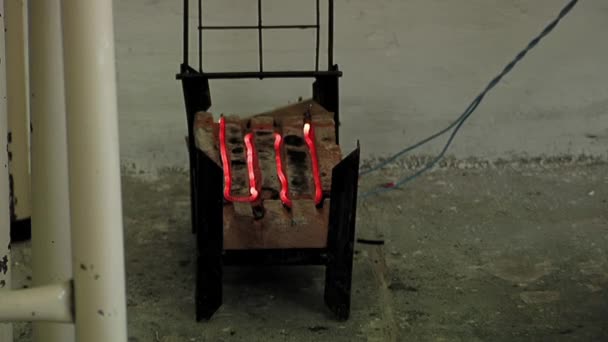 将电炉加热元件制成的电炉中的热水装在监狱内的砖块上 特写镜头 — 图库视频影像