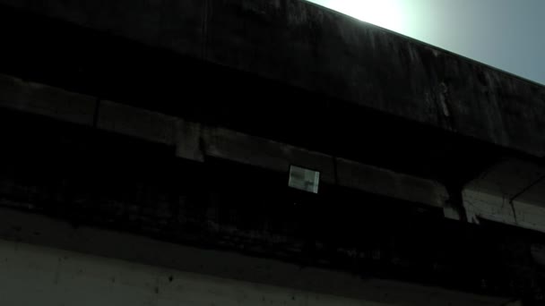 Dinding Beton Penjara Dengan Kawat Berduri Baja Sunset — Stok Video