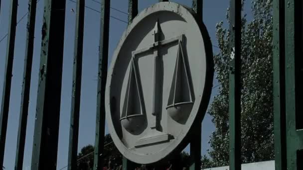 Ζυγαριά Του Σύμβολου Δικαιοσύνης Στο Φράχτη Έξω Από Olmos Φυλακή — Αρχείο Βίντεο