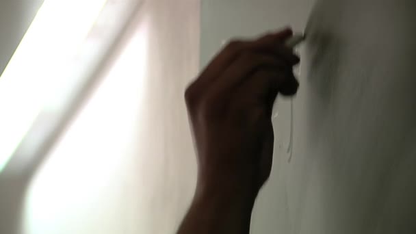 Mano Insegnante Sesso Maschile Che Scrive Sulla Lavagna Verde Durante — Video Stock