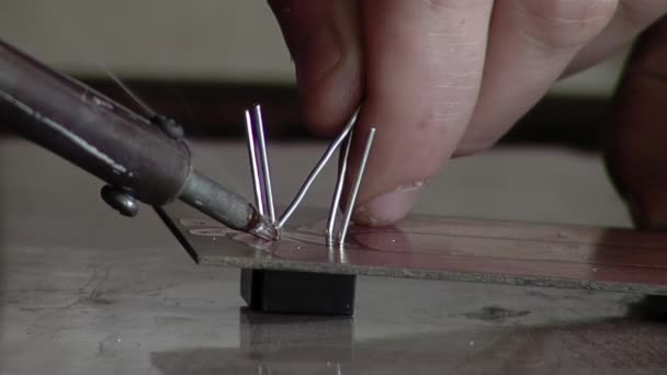 在阿根廷监狱的一个囚犯班里 电子工程师与铁焊手在一个小电路上焊接 特写镜头 — 图库视频影像