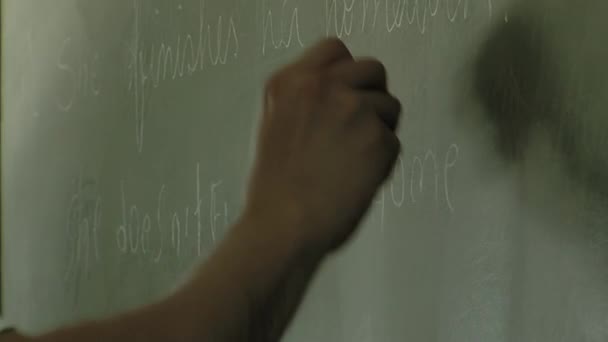 Mão Professor Escrevendo Green Chalkboard Durante Uma Lição Inglês Para — Vídeo de Stock