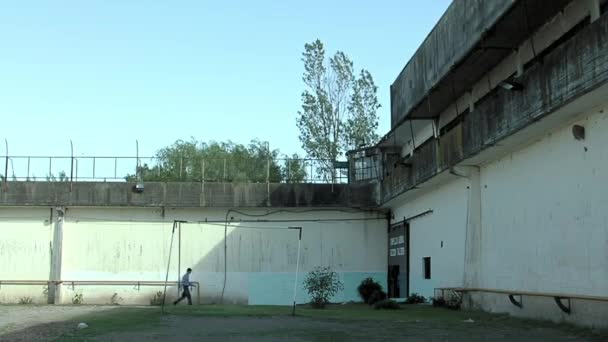 アルゼンチン ブエノスアイレス州の旧刑務所の庭を歩く受刑者 — ストック動画