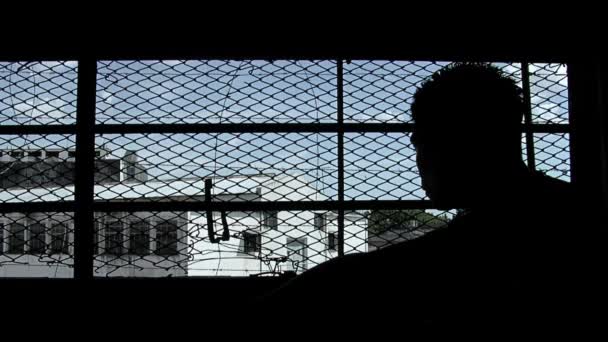 Détenu Regardant Travers Les Barreaux Fenêtre Intérieur Cellule Prison Sécurité — Video