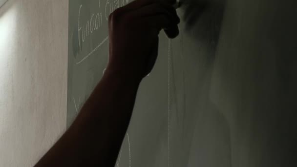 在阿根廷一所监狱的课堂上 数学教师在黑板上写函数 等式或计算 特写镜头 — 图库视频影像