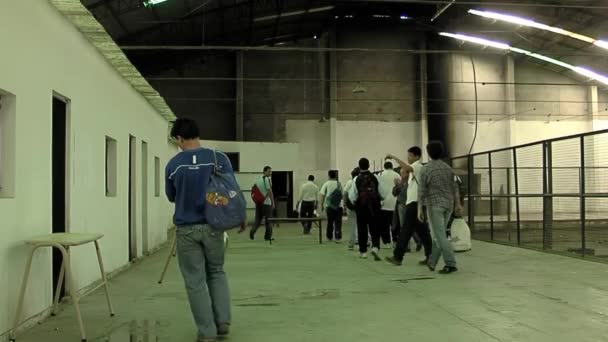 Detenuti Che Lasciano Classe Della Scuola Carceraria Camminano Verso Loro — Video Stock