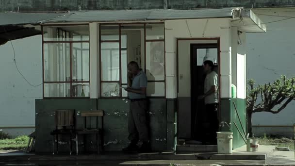 Тюремные Надзиратели Входе Тюрьму Строгого Режима Олмоса Провинции Буэнос Айрес — стоковое видео
