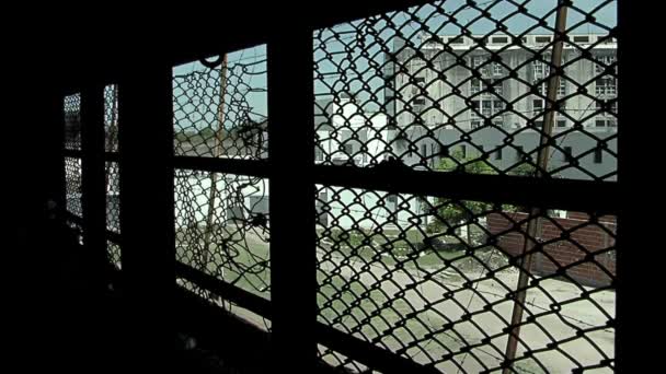 阿根廷布宜诺斯艾利斯东南部拉普拉塔市Olmos最高警戒监狱的一间牢房的窗户 特写镜头 — 图库视频影像
