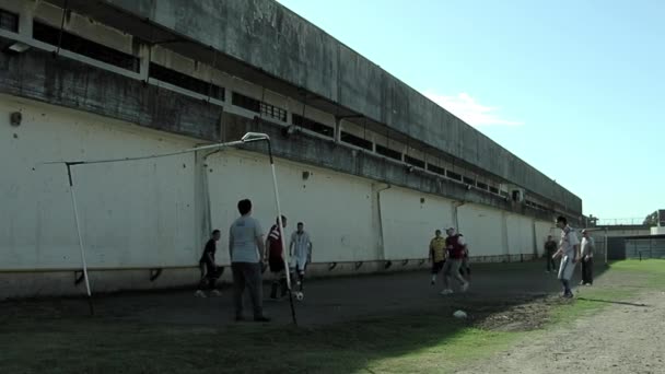 Gevangenen Die Voetballen Yard Olmos Maximum Security Prison Buenos Aires — Stockvideo