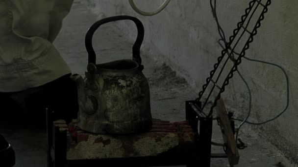 Ogrzewanie Więźniów Woda Rustykalnym Piecu Elektrycznym Wewnątrz Więzienia Zaostrzonym Rygorze — Wideo stockowe