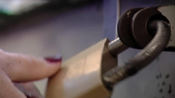 Γυναίκα Δεσμοφύλακας Κλειδώνει Πόρτα Κελιού Χρησιμοποιώντας Μεταλλικό Λουκέτο Φυλακή Στην — Αρχείο Βίντεο